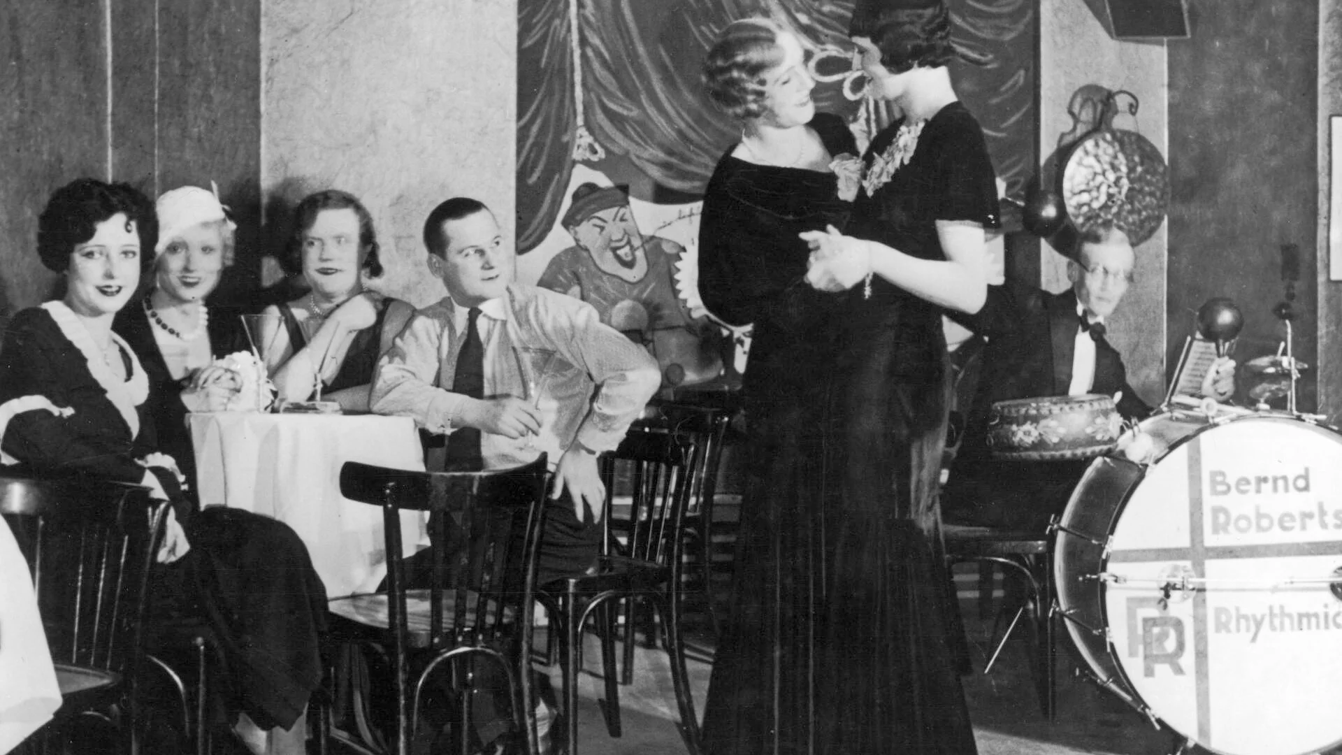  Посетители отдыхают в кабаре-клубе «Эльдорадо», 1926 год 