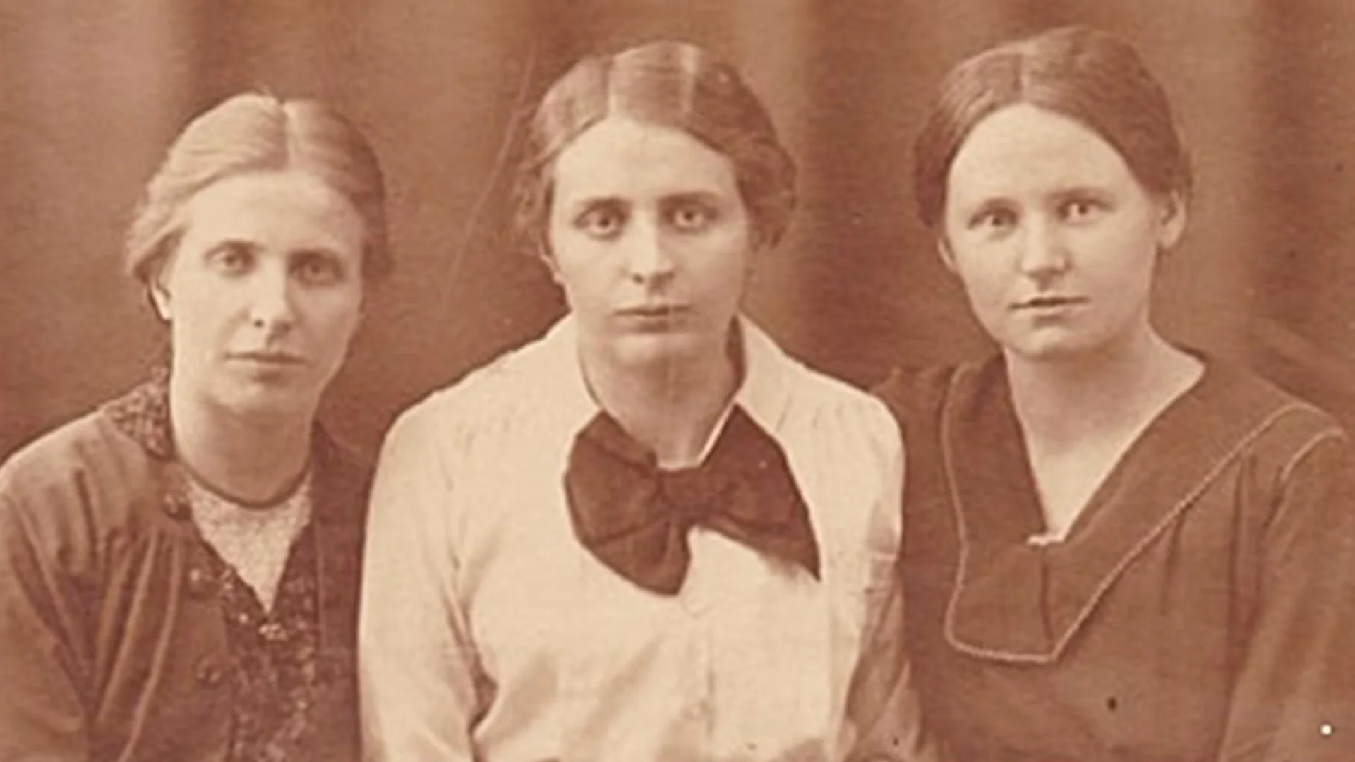  Фридерике Викинг (1891 – 1958) и её партнерка Хильдбург Цайтшель (слева направо), 1918 год 